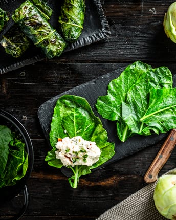Kohlrabiblätter als Ersatz für Alufolie beim Grillen