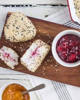 Süße Onigiri mit Sesam und Marmeladenfüllung