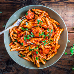 Strozzapreti mit Tomatensauce und Riesengarnelen