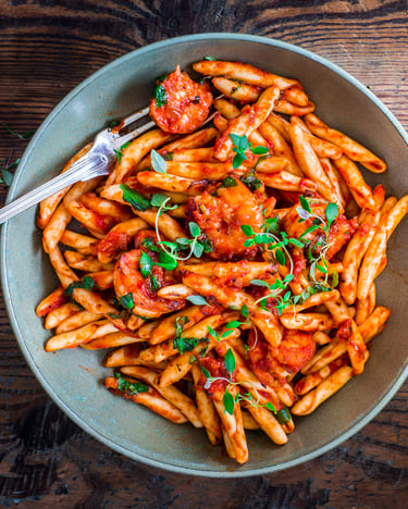 Strozzapreti mit Tomatensauce und Riesengarnelen