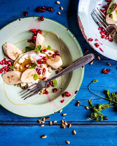 Joghurt mit Banane und Granatapfel