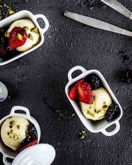 Nicecream mit Ananas, Erdbeeren und Pistazien