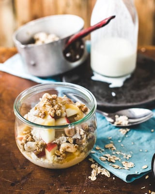 Overnight Oats mit Buttermilch, Knuspermüsli und Äpfeln