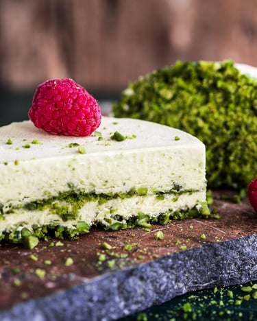 Pistazien-Semifreddo mit Himbeeren auf Holz
