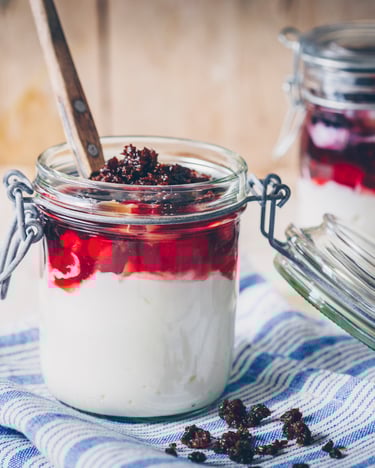 Skyr mit Beerenkompott und Pumpernickel-Streuseln