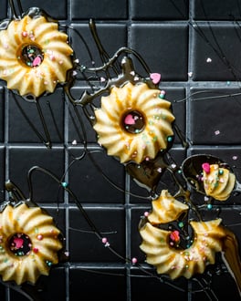 Vegane Panna Cotta in gestürzter Gugelhupfform vor dunklem Hintergrund