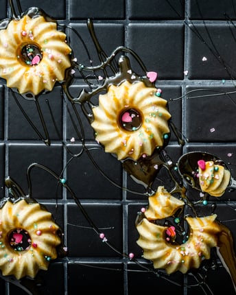 Vegane Panna Cotta in gestürzter Gugelhupfform vor dunklem Hintergrund