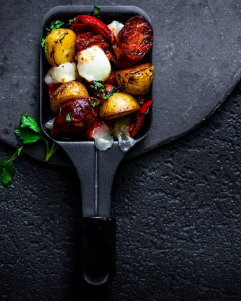 Raclette-Pfännchen mit Chorizo, Kartoffel und Manchego