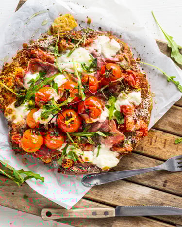 Pancake Pizza mit Kirschtomaten und Salami auf einem Holzbrett