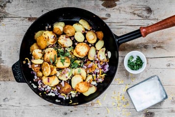 Bratkartoffeln mit Zwiebeln und Kräutern in einer Pfanne