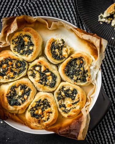 Blätterteigschnecken mit Spinat und Feta in Backform