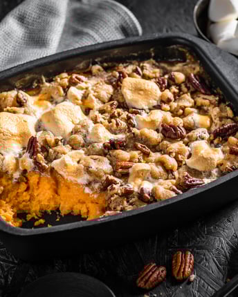 Süßkartoffel-Auflauf mit Marshmallows und Pekannüssen