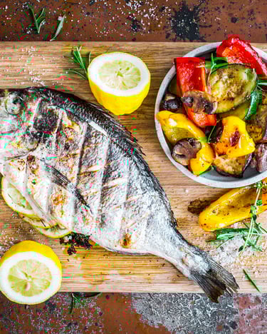 Gegrillte Dorade mit Antipasti