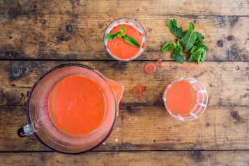 Der Smoothie wird auf Gläser verteilt