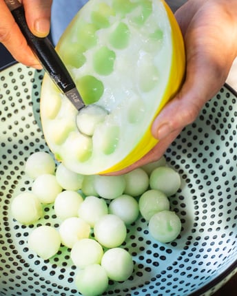 Melonenkugeln ausstechen