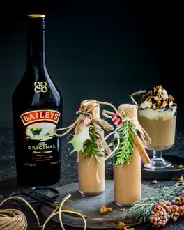 Lebkuchen-Baileys-Likör in kleinen Fläschchen weihnachtlich dekoriert