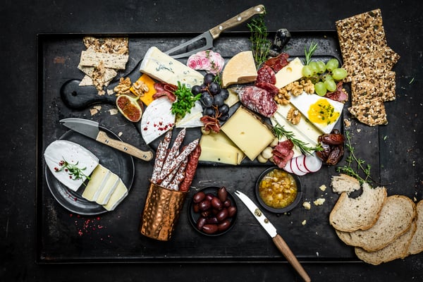 Käseplatte mit Wurst (Charcuterie)