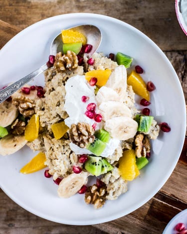 Porridge mit Quark und Früchten