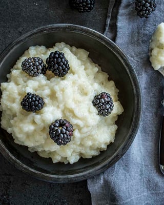 Milchreis mit Vanillemark und Brombeeren angerichtet