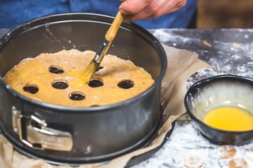 Die Torte wird mit Eigelb bestrichen.