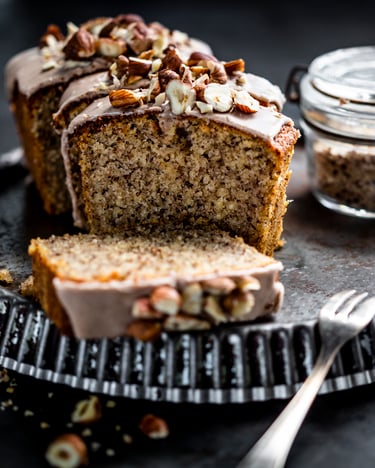 Aufgeschnittener Nusskuchen mit Zimt-Zuckerguss