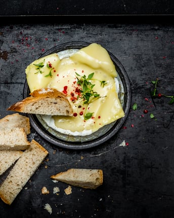 Ofenkäse als Mini-Käsefondue