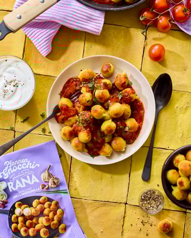 Gnocchi in Tomatensauce auf einem weißen Teller.