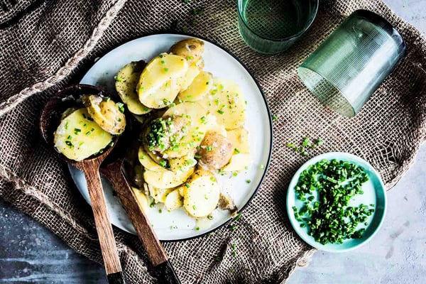 Veganer Kartoffelsalat ohne Mayo mit Brühe