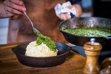 Die Sauce wird auf dem Knödel angerichtet.