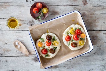 2 belegte Focaccia liegen auf Backpapier