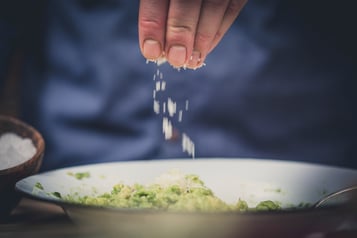 Salz wird in eine Schüssel mit Avocado-Masse gegeben
