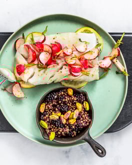Gebratener Skrei mit Radieschen und daneben Belugalinsen mit Brombeeren