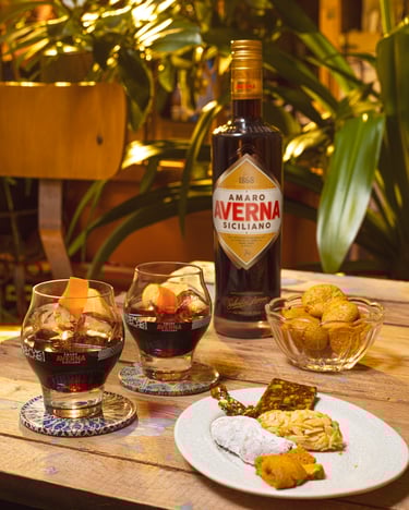 Averna Flasche und zwei Gläser auf Holztisch