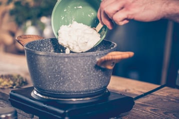 Joghurt in einen Topf geben.