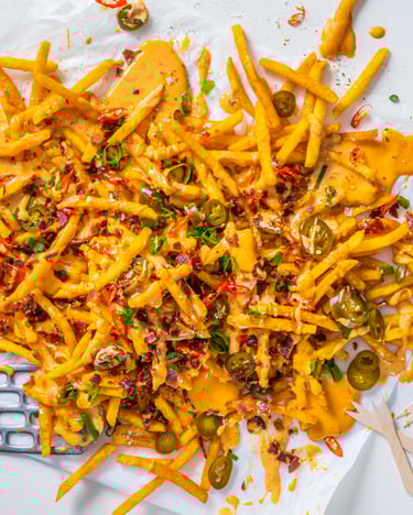 Loaded Chili-Cheese-Fries mit Jalapenos