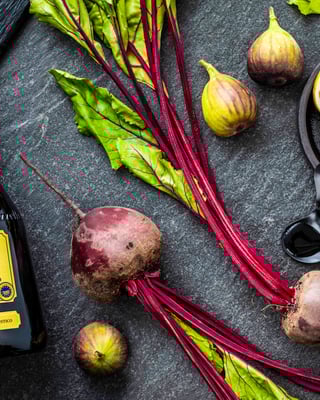 Feigen und Rote Bete mit Balsamico-Flasche daneben