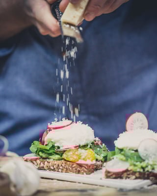 Einfache Avocado-Stulle mit pochiertem Ei und frischen Radieschen