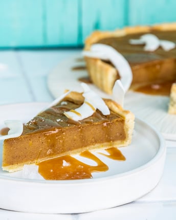 Angeschnittener veganer Pumpkin Pie auf einem Teller