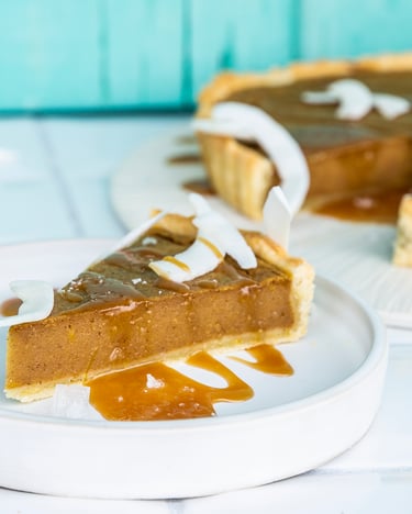 Angeschnittener veganer Pumpkin Pie auf einem Teller