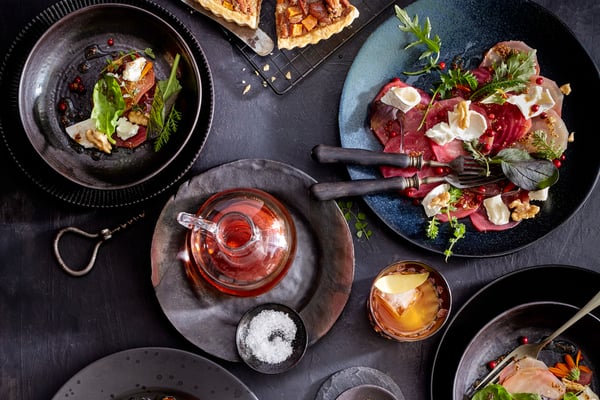 Thanksgiving-Rezepte auf einem dunklen Tisch
