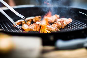Die Chicken Wings liegen auf einem Grill