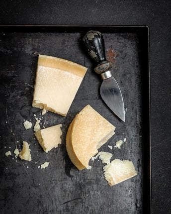 Hartkäse mit Käseschaber