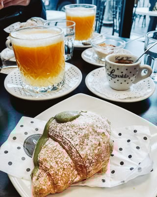 Neapolitanisches Frühstück mit Croissant, Kaffee und Orangensaft