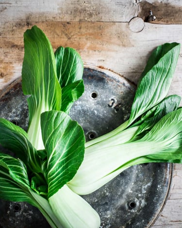 3 Pak Choi auf Holzuntergrund