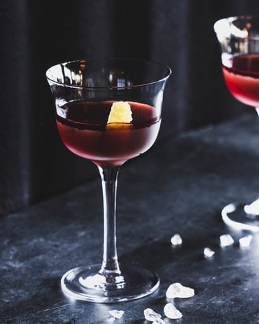 Fallen Leaves Cocktail mit Wermut und Cognac.