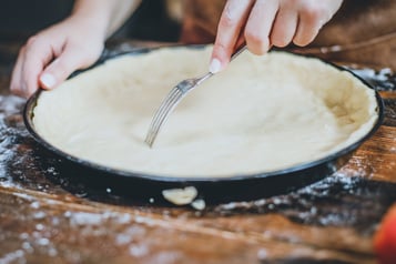 Teig wird mit einer Gabel eingestochen