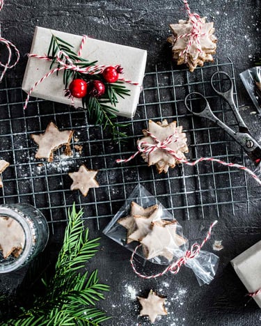 Verschiedene Plätzchen mit Geschenken auf dunklem Untergrund