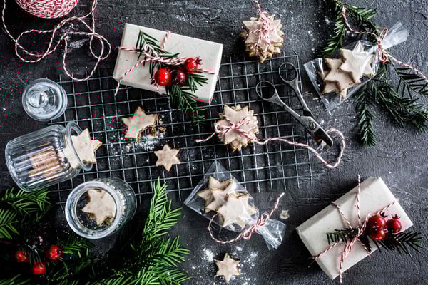 Verschiedene Plätzchen mit Geschenken auf dunklem Untergrund