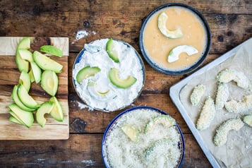 Mehrere Avocadostücke liegen in Pankomehl