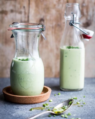 Avocado-Creme-Vinaigrette mit Limettenabrieb und Senf